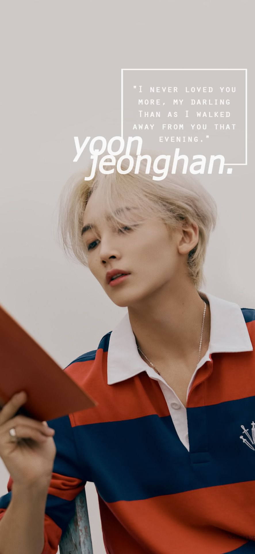 Yoon Jeonghan An Ode 壁紙 — 一位擁有白金金髮的年輕男子，身穿紅藍條紋Polo衫，在純淺灰色背景上手持一本紅色書籍，並帶有文字疊加。