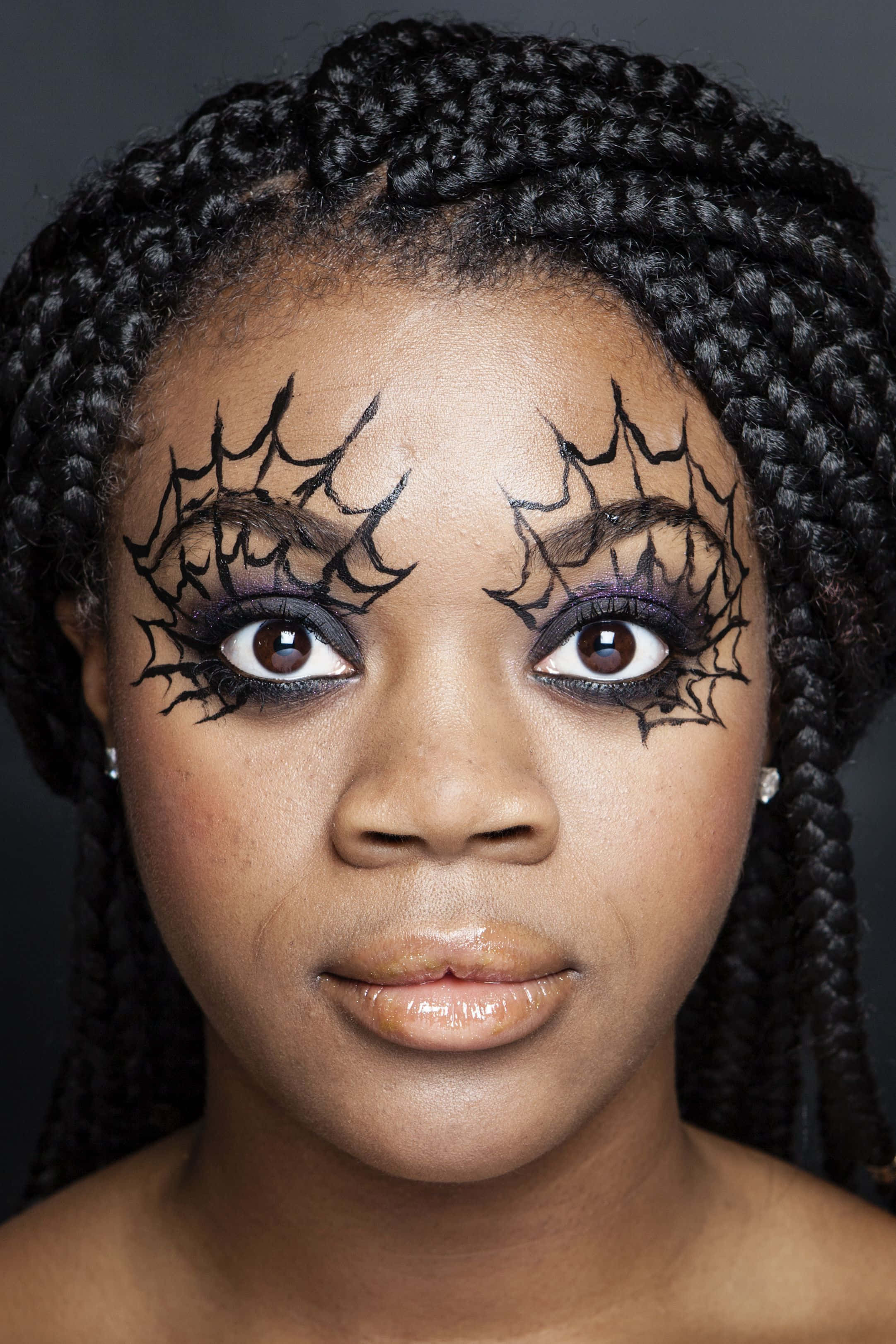 Halloween Face Paint 桌布 壁紙 — 一位擁有精緻黑色蜘蛛網妝容的女性，在深灰色背景下散發著大膽自信。