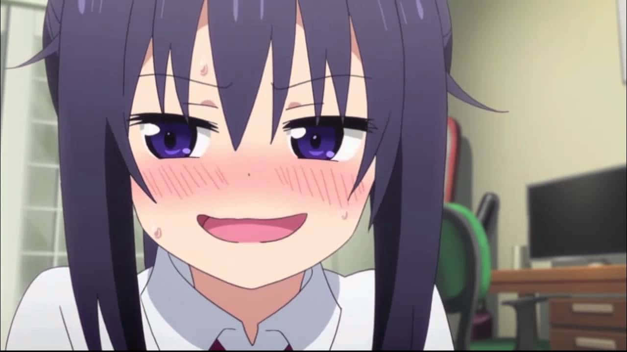 搞笑動漫GIF 桌布 壁紙 — 一位擁有紫色眼睛和深色頭髮的開朗動漫女孩在教室裡燦爛地微笑。