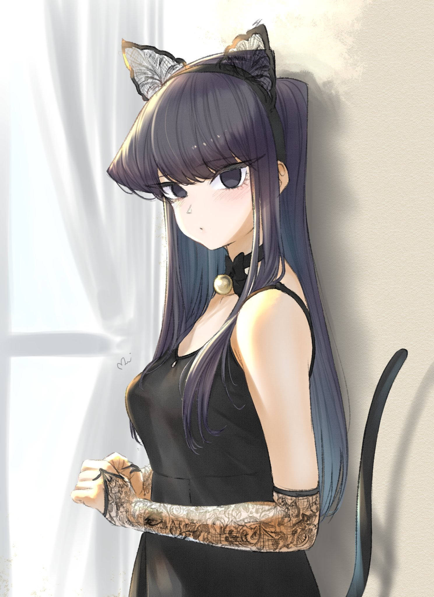 neko 桌布 壁紙 — 一位擁有貓耳、紫色頭髮和紋身的動漫女孩，在柔和日光中靠著牆。