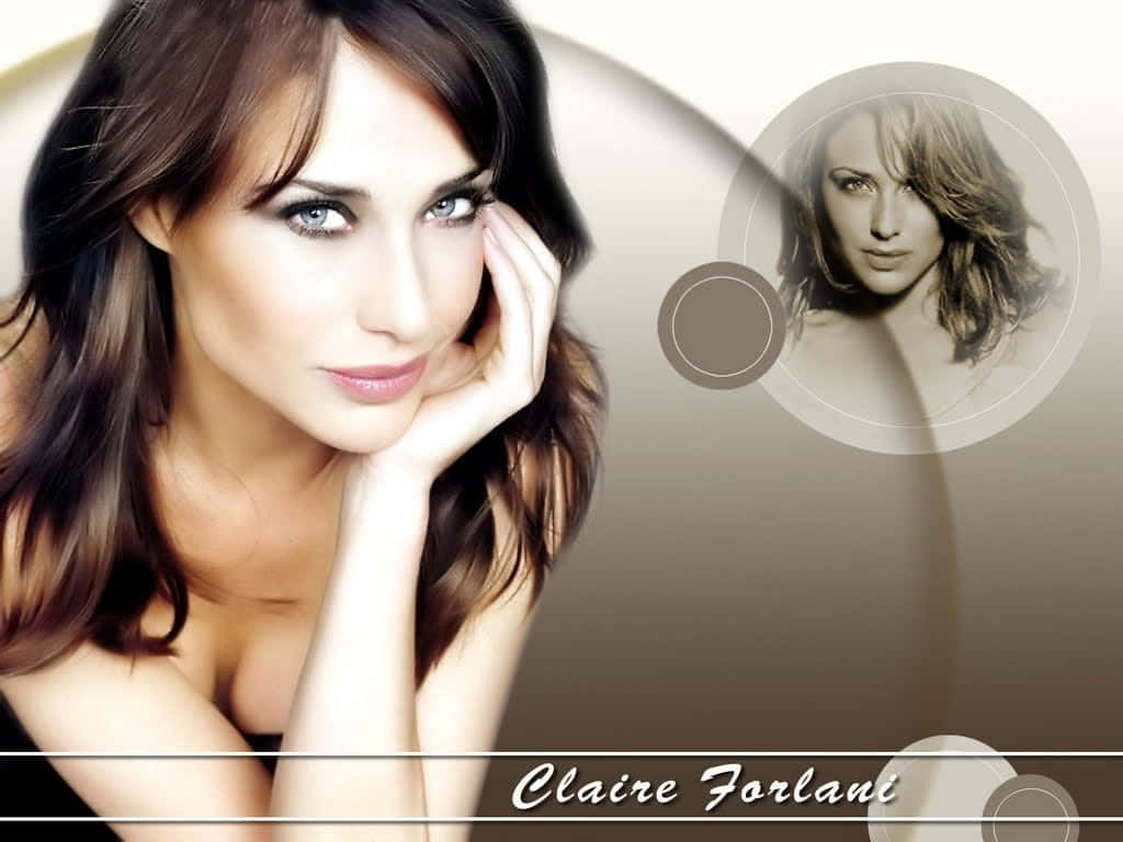 Claire Forlani 桌布 壁紙 — 一位擁有迷人藍眼睛的魅力女性，在帶有圓形設計元素的柔和米色背景上，將下巴擱在手上。