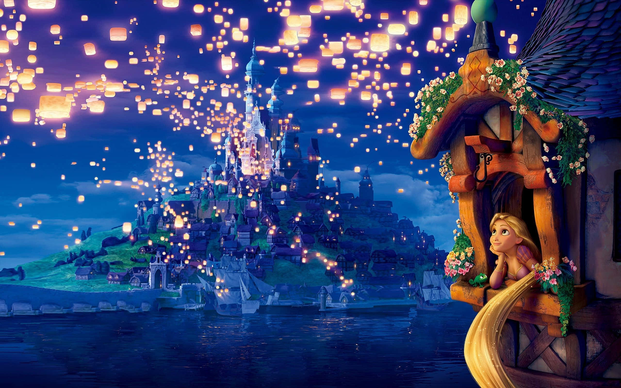 Aesthetic Disney 桌布 壁紙 — 一位擁有金色長髮的公主從一座佈滿鮮花的塔樓凝視，數千盞發光的燈籠在夜間升起，越過一座山丘上的魔法城堡。