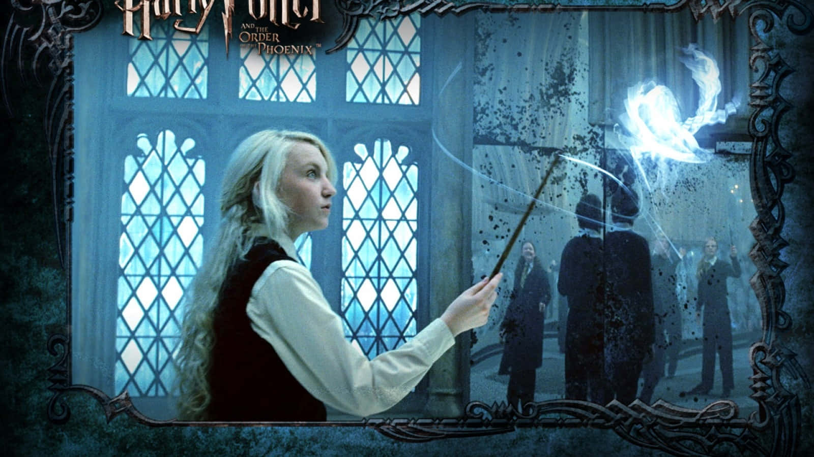 Patronus 桌布 壁紙 — 一位擁有金色長髮的年輕女巫，在帶有彩繪玻璃窗的哥德式大廳中施展明亮的魔法咒語。