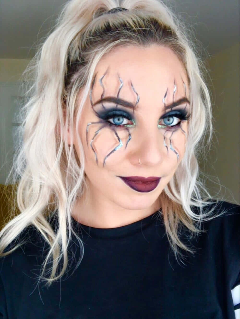 Halloween Face Paint 桌布 壁紙 — 一位擁有鉑金色頭髮和戲劇性蜘蛛網妝容的女性，正專注地凝視著相機。