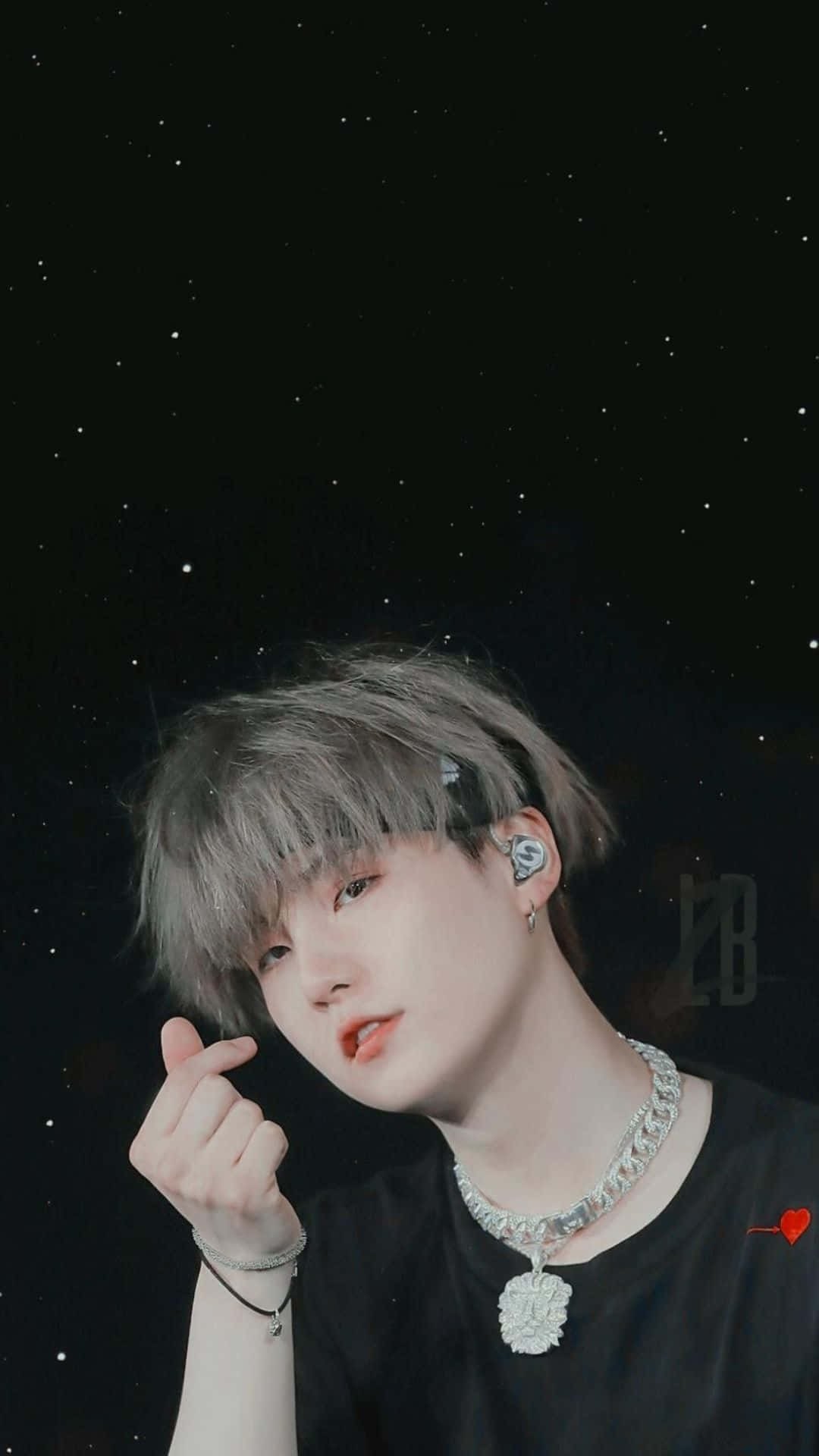 Suga 桌布 壁紙 — 一位擁有銀色頭髮和珠寶的年輕人，在繁星點點的夜空背景下擺姿勢。