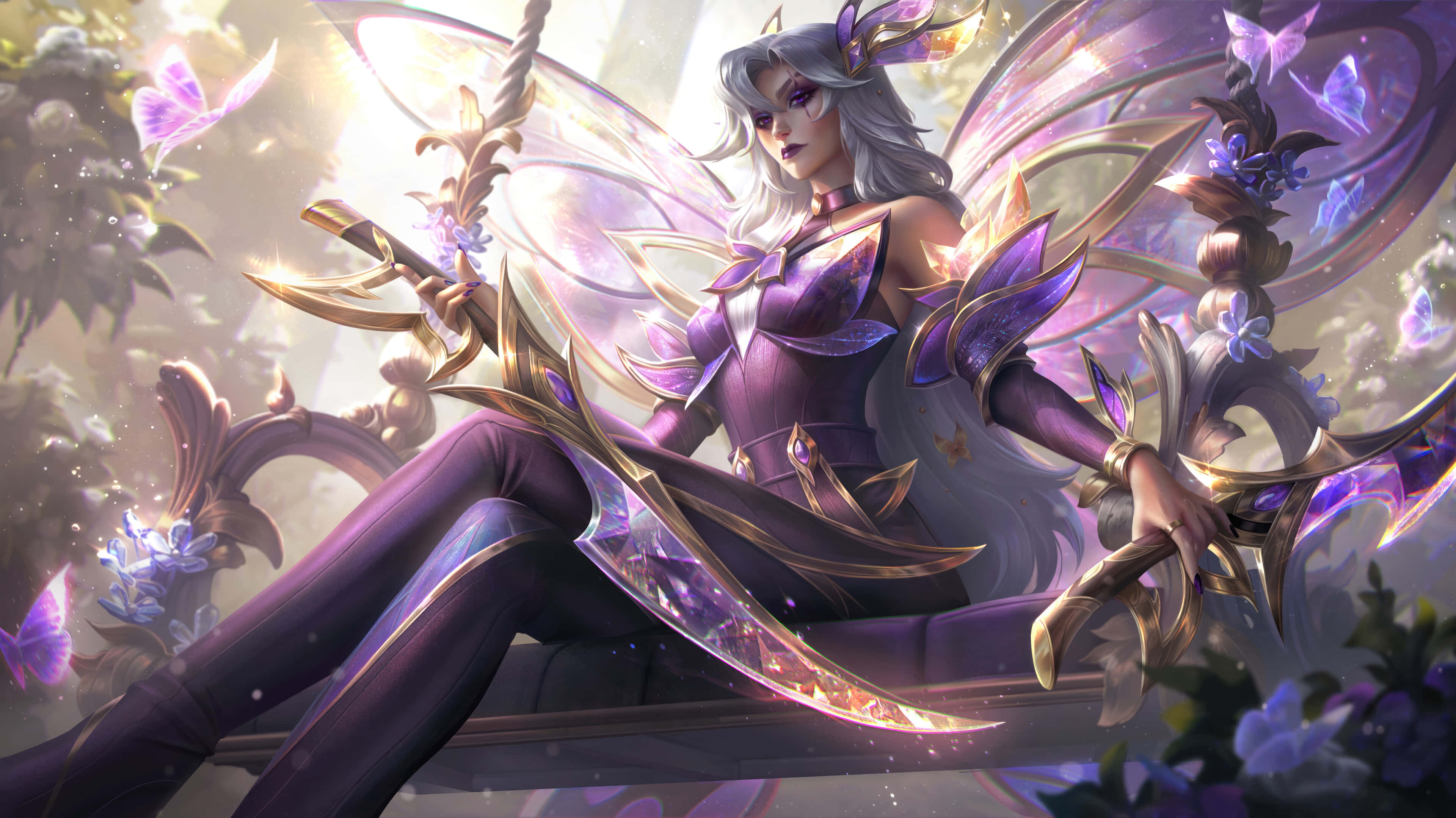 League Of Legends Champions 桌布 壁紙 — 一位擁有銀色頭髮的紫色翅膀高貴仙子，優雅地坐在閃爍的蝴蝶和花卉圖案之間，處於一個光彩奪目的奇幻場景中。
