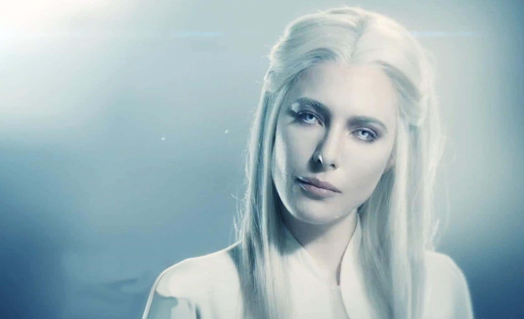 Jaime Murray 桌布 壁紙 — 一位擁有長白金金色頭髮的女性，在柔和藍色朦朧背景下平靜地凝視。
