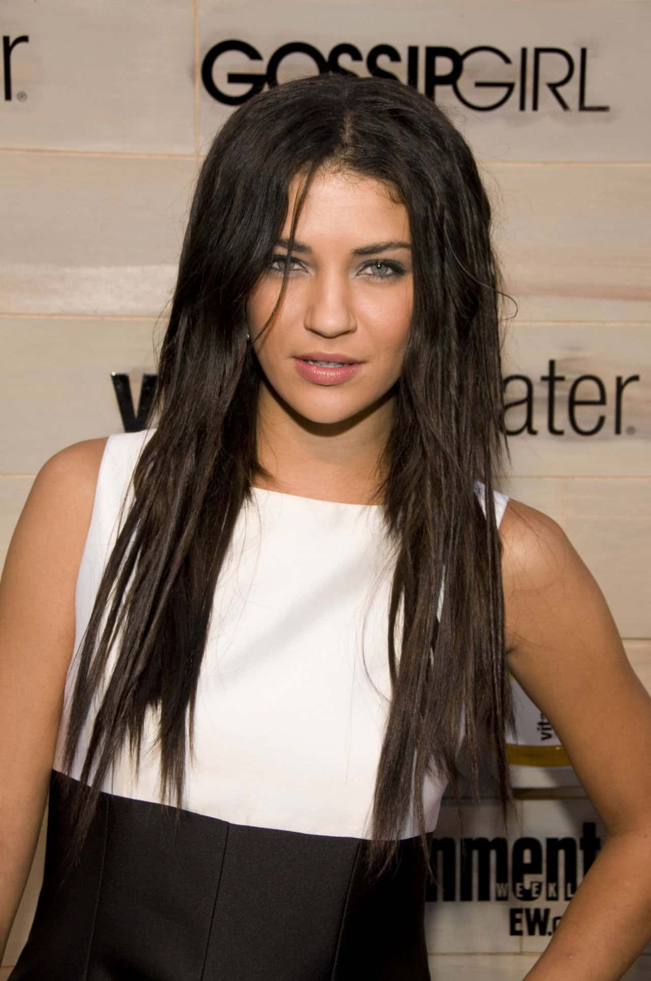 jessica szohr 桌布 壁紙 — 一位擁有長黑髮和引人注目的藍眼睛的女性，在Gossip Girl活動中穿著黑白連衣裙。
