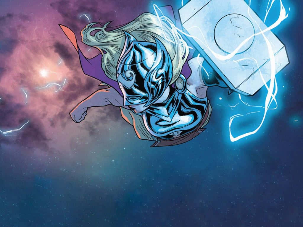 Jane Foster 桌布 壁紙 — 一位擁有飄逸銀髮和藍色盔甲的宇宙超級英雄，手持發光錘子飛過佈滿星星的星雲。