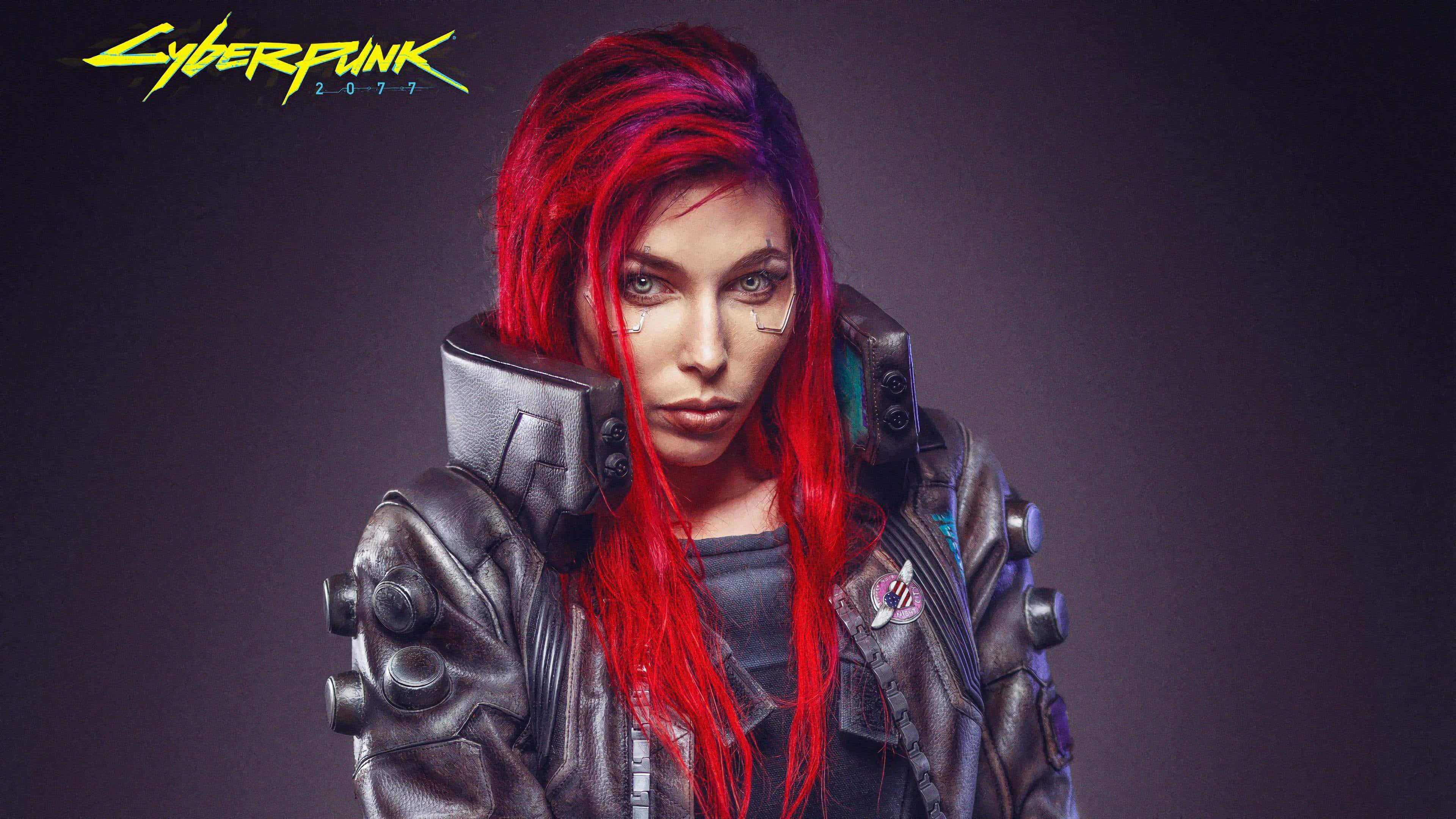 Cyberpunk 2077 Characters 桌布 壁紙 — 一位擁有鮮豔紅髮和賽博義肢肩膀植入物的賽博龐克女性，在黑暗背景下強烈凝視。