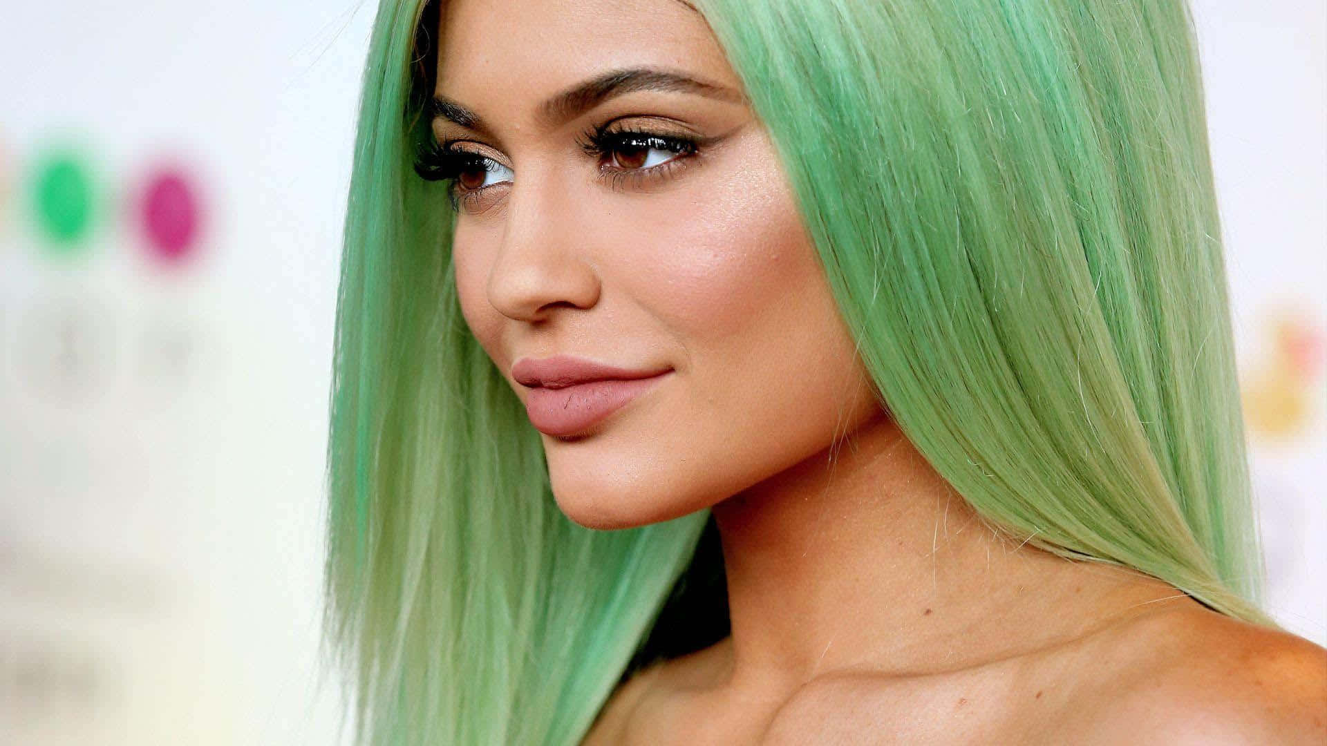 Kylie Jenner 桌布 壁紙 — 一位擁有鮮豔綠色頭髮和柔和妝容的女性特寫肖像，視線稍微偏向一旁。