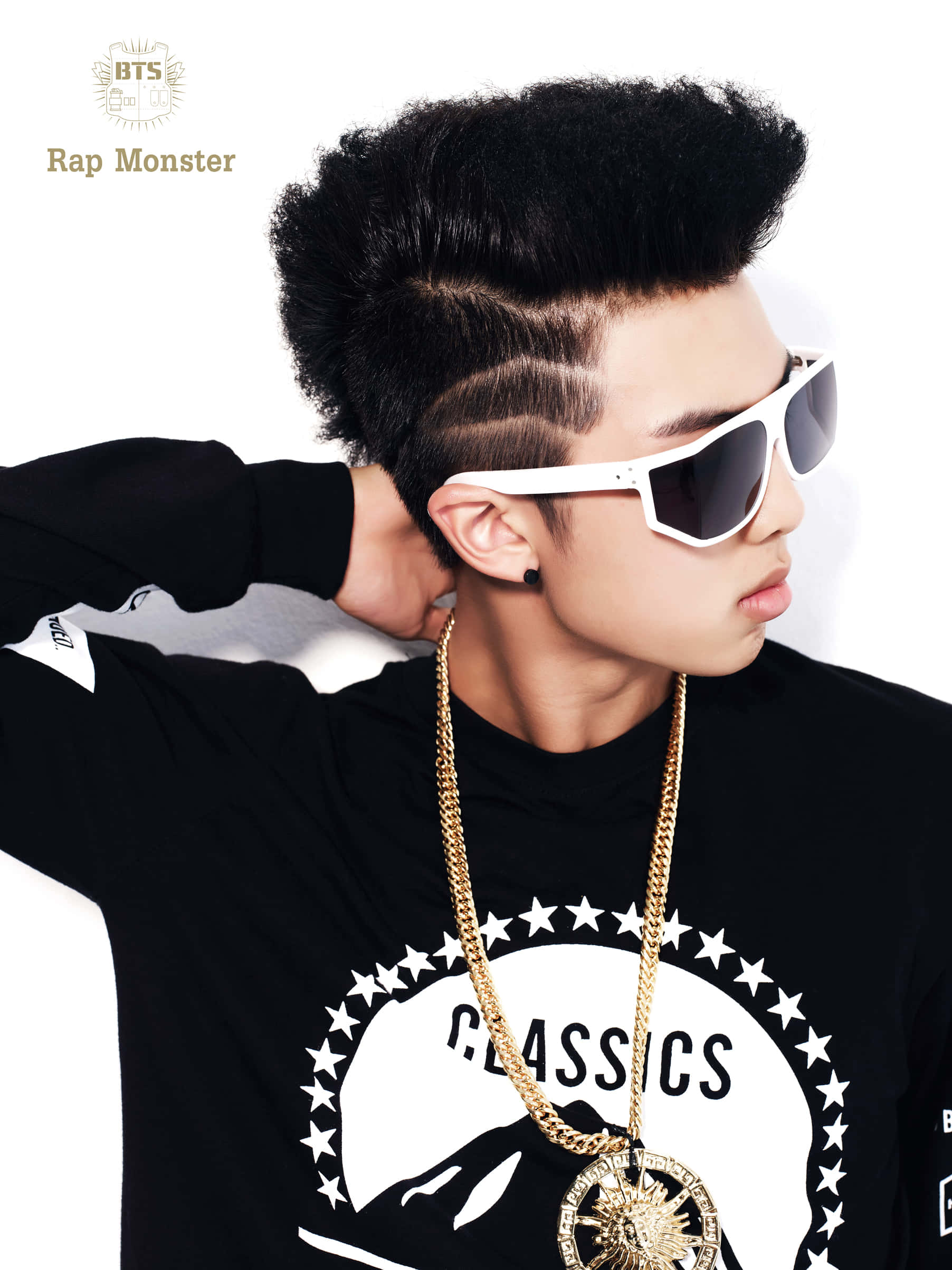 Bts Rap Monster 桌布 壁紙 — 一位時尚的年輕男子，擁有大膽的髮型和白色太陽眼鏡，在純白背景前自信地擺姿勢。