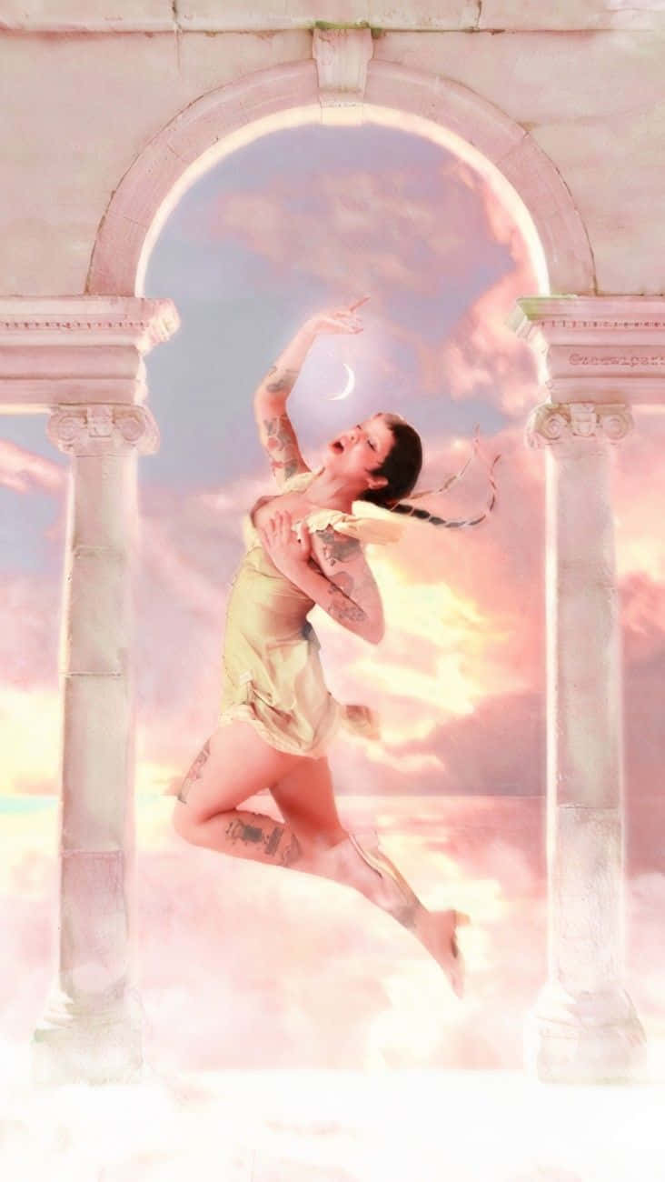 Melanie Martinez 桌布 壁紙 — 一位有紋身的女士在夢幻般的粉紅與金色天空襯托下，伴著新月，快樂地跳過一道古典拱門。