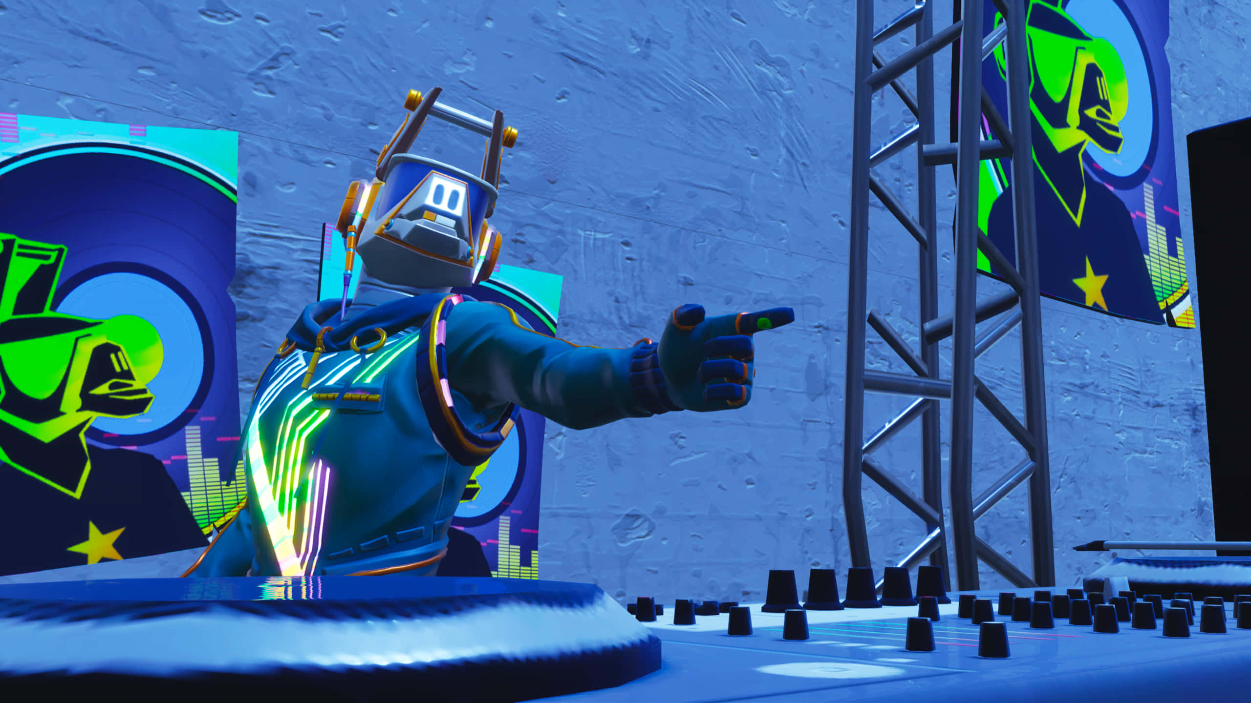 Fortnite Xbox DJ Yonder 壁紙 — 一位未來風格的DJ穿著發光的藍色和霓虹服裝，在充滿活力的夜總會舞台上表演，周圍有彩色海報和音響設備。