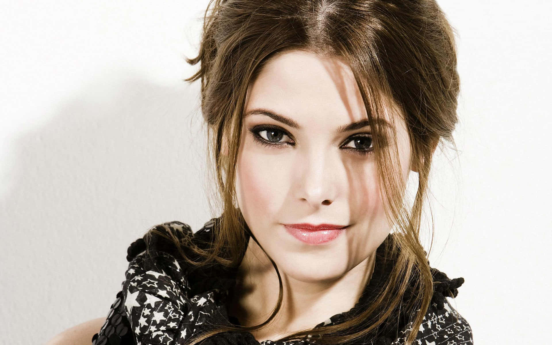 ashley greene 桌布 壁紙 — 一位棕色頭髮、深色眼睛的女性在純白背景前直視鏡頭的近距離肖像。