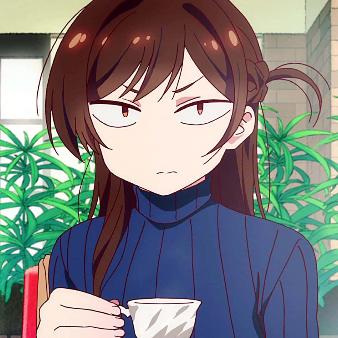 Chizuru Maihara 桌布 壁紙 — 一位棕色頭髮、瞇著眼睛的動漫女孩，坐在室內綠色植物附近，手持茶杯。