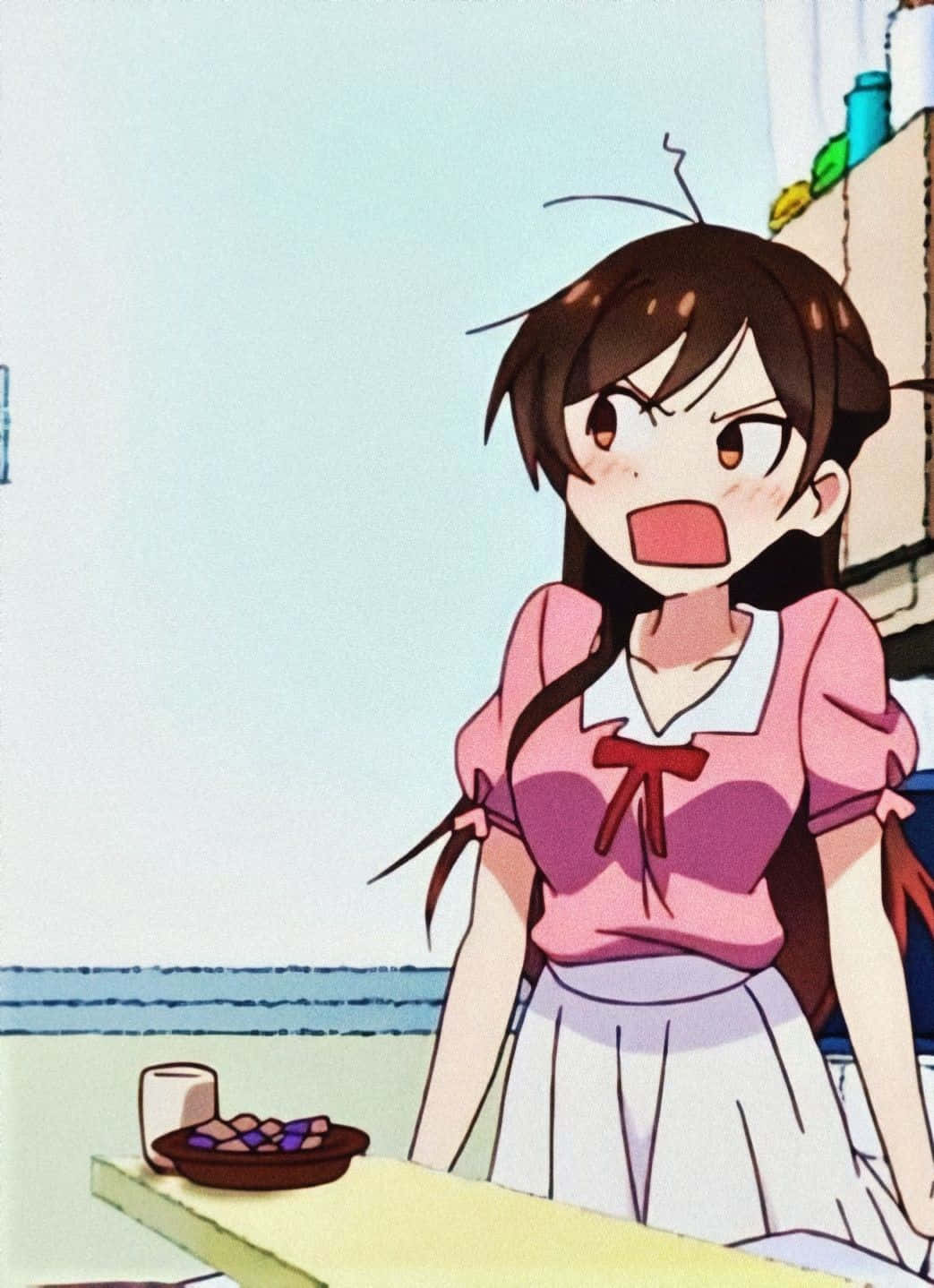 Chizuru Maihara 桌布 壁紙 — 一位棕色頭髮、身穿粉紅色襯衫的動漫女孩，站在海邊的櫃檯旁，表情震驚。