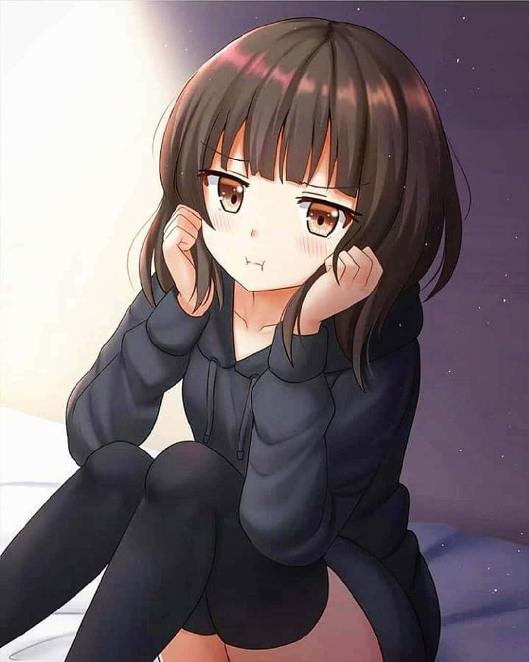 Menhera Chan 桌布 壁紙 — 一位棕色頭髮、身穿連帽衫的動漫女孩，在繁星點點的暮色天空下盤腿而坐，身後有柔和的光芒。
