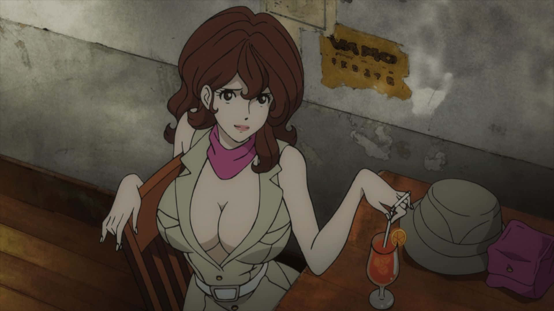 Mine Fujiko 桌布 壁紙 — 一位棕色頭髮的女性坐在光線昏暗的酒吧的木桌旁，用吸管攪拌雞尾酒。