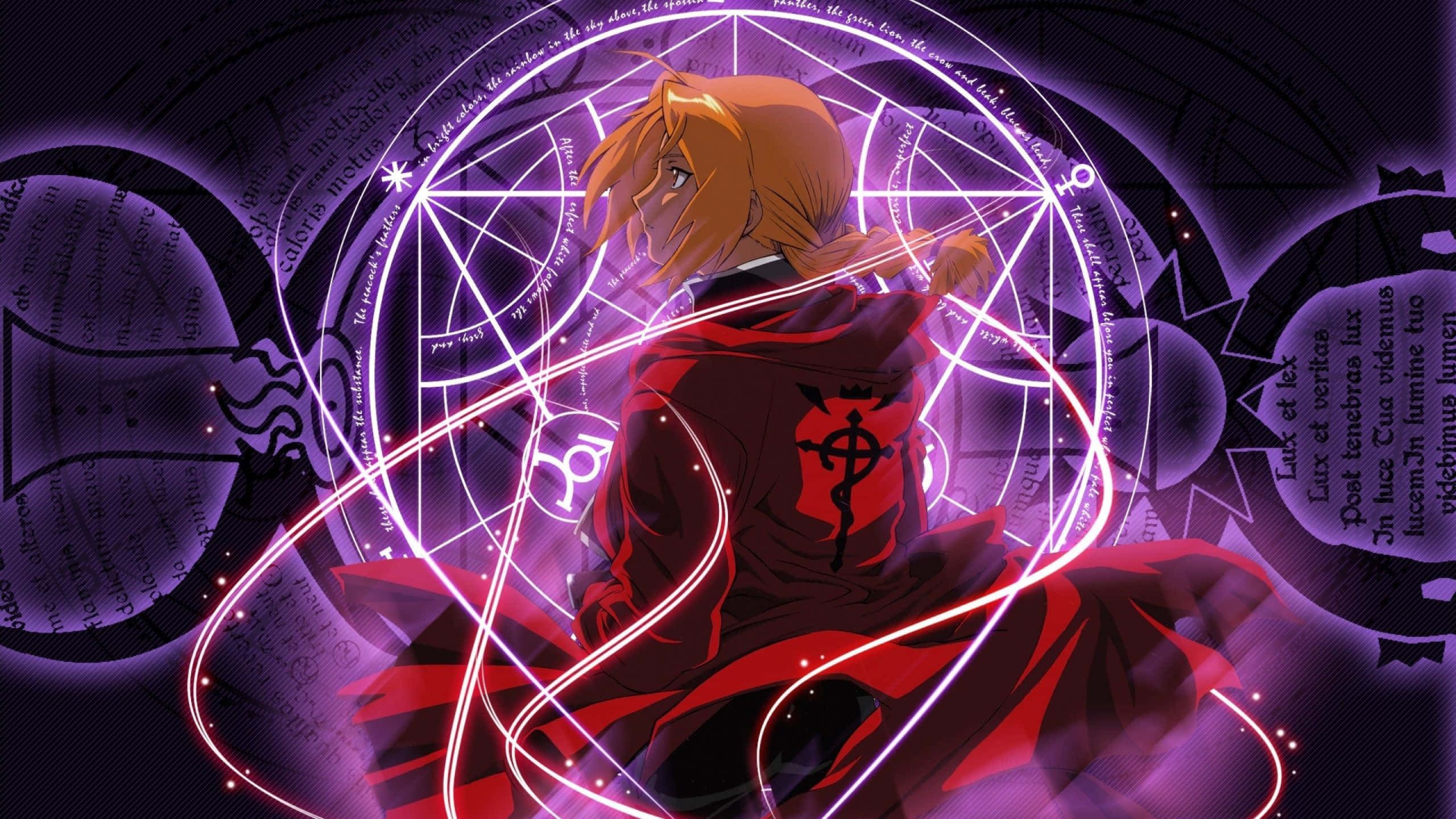 edward elric 桌布 壁紙 — 一位橙色頭髮的年輕動漫女孩，身穿紅色斗篷，站在發光的紫色魔法圓圈和拉丁文字中。