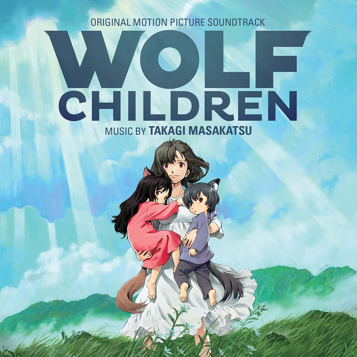 Wolf Children 桌布 壁紙 — 一位母親與狼孩子們在青草山坡上擁抱他們，背景是明亮藍天和柔軟白雲。