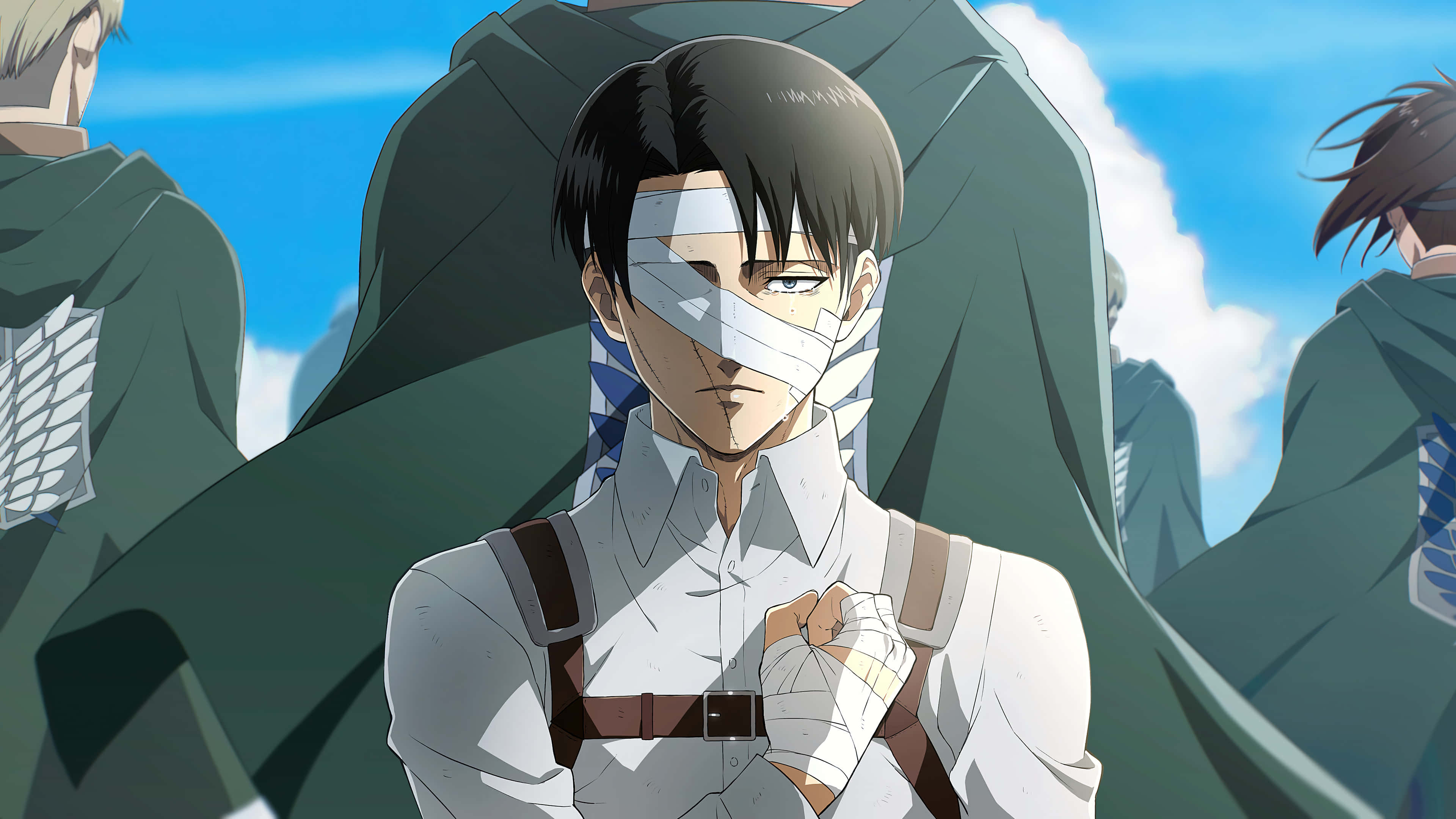 Aot Wings Of Freedom 桌布 壁紙 — 一位決心堅定的動畫士兵，眼睛和手纏著繃帶，在明亮的藍天中堅定站立，兩旁是穿著綠色斗篷的戰友。