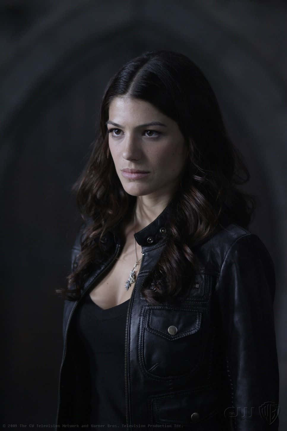Genevieve Padalecki 桌布 壁紙 — 一位深色波浪髮的女性穿著黑色皮夾克，背景是光線昏暗的隧道。