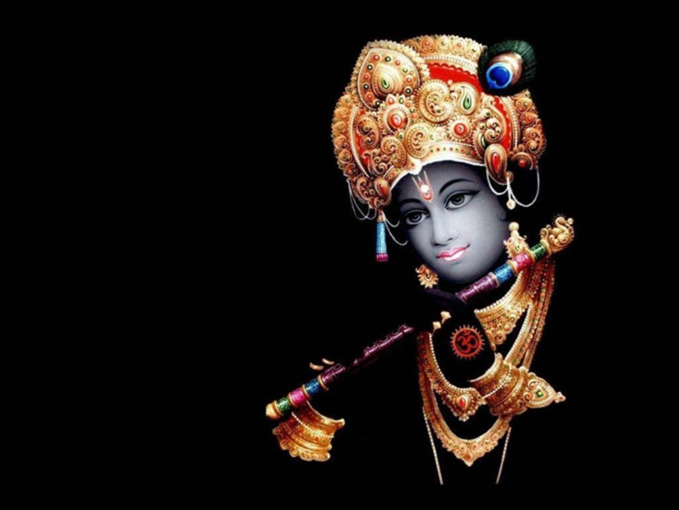 Indian 桌布 壁紙 — 一位深色皮膚、戴著華麗金色皇冠的神聖人物，在純黑背景前吹奏長笛。