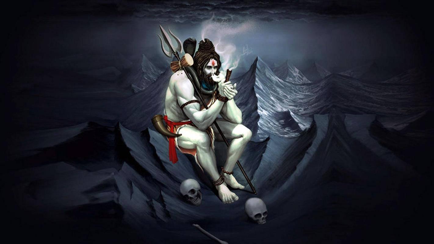 Mahadev 桌布 壁紙 — 一位深色皮膚、骷髏臉、手持三叉戟的神祇坐在崎嶇的山峰上，在風暴天空下被骷髏包圍，抽著煙斗。