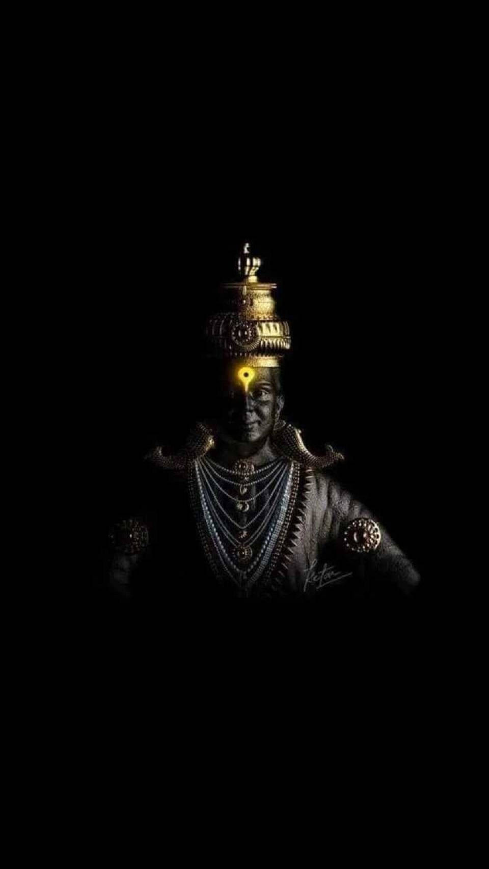 Hindu God 桌布 壁紙 — 一位深色皮膚的神祇，戴著金色皇冠和第三隻眼，在黑色虛空中發光。