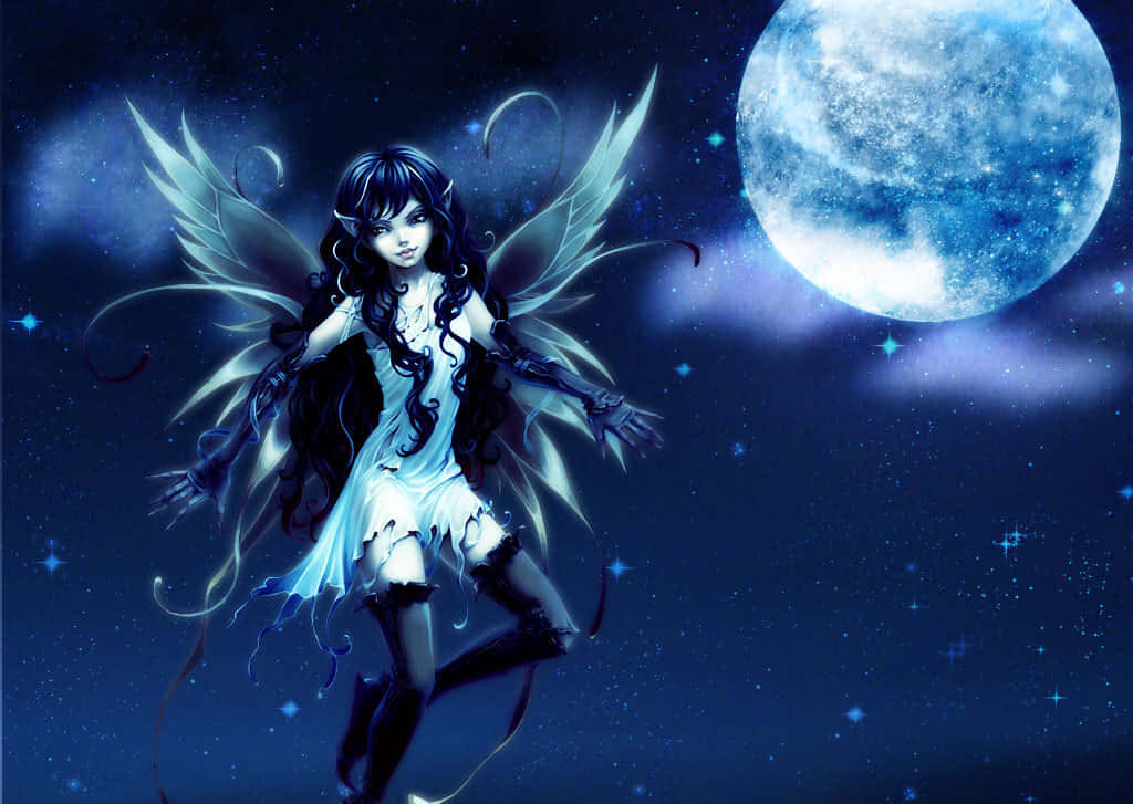 Cute Fairy 桌布 壁紙 — 一位深色頭髮、帶有發光翅膀的仙女，在繁星點點的夜空中漂浮在巨大的月亮下。