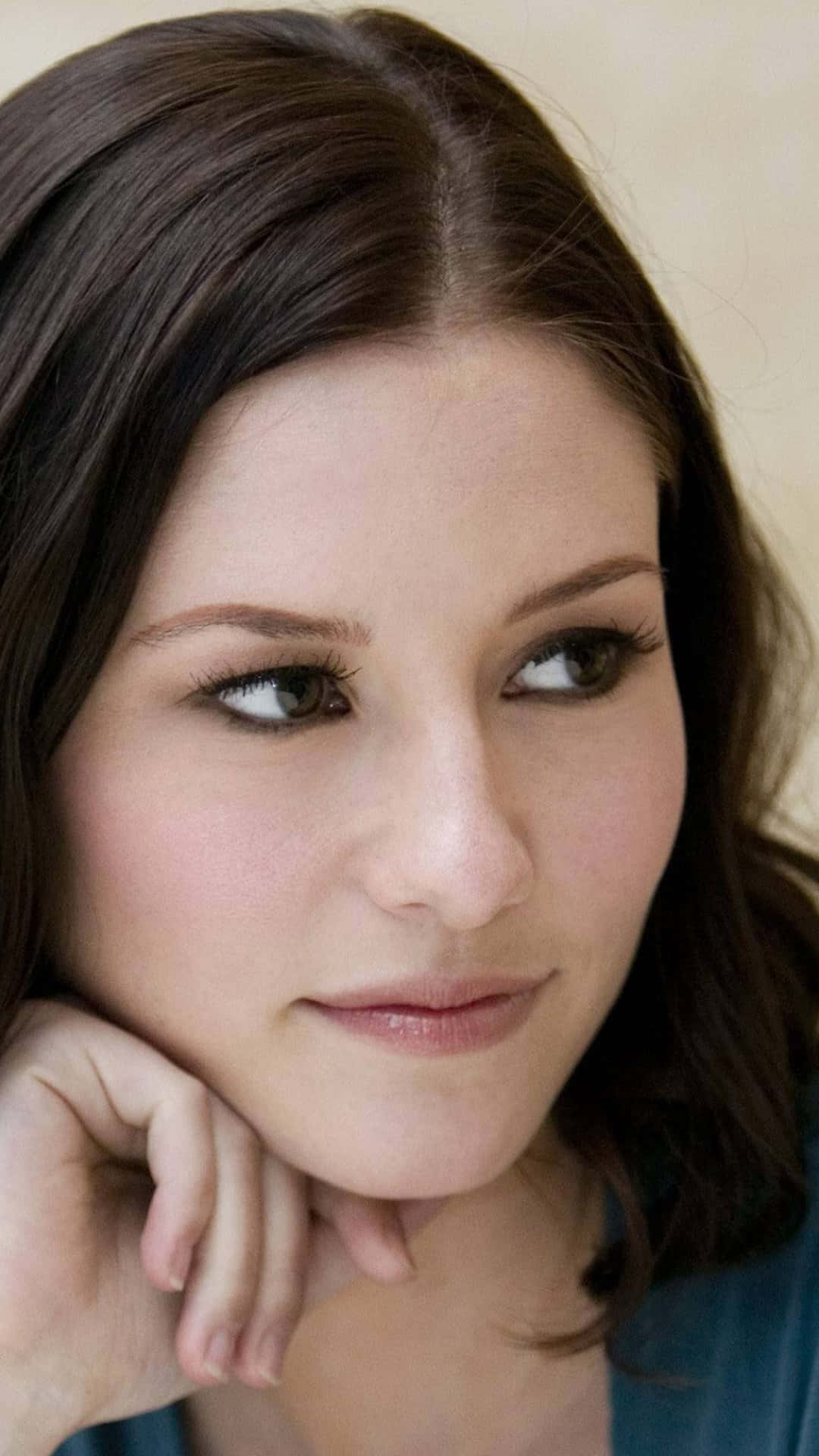 Chyler Leigh 桌布 壁紙 — 一位深色頭髮女士的close-up肖像，她將下巴擱在手上，若有所思地望向一旁。