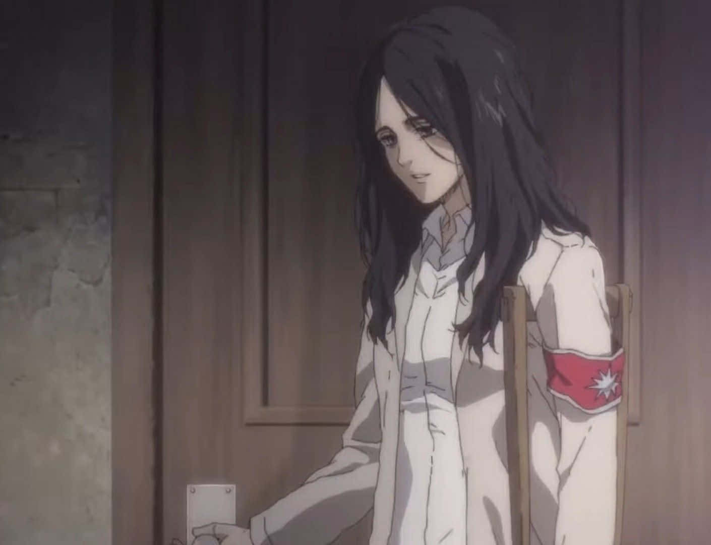 Pieck Finger 桌布 壁紙 — 一位深色頭髮的動漫女孩，身穿白色制服，戴著紅色臂章，站在燈光昏暗的房間裡，手持一個裝置。