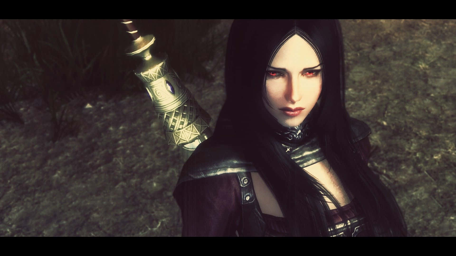 Skyrim Serana 桌布 壁紙 — 一位深色頭髮的奇幻戰士，擁有發光的紅色眼睛，在陰暗的森林中握著一把華麗的金色劍。