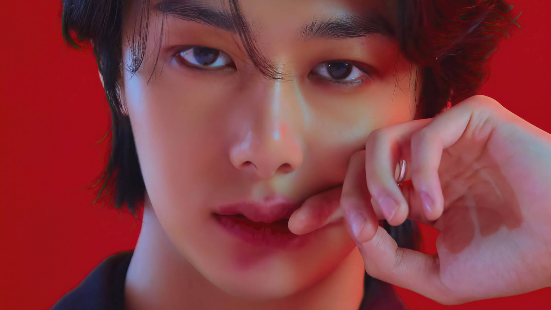 Monsta X Hyungwon Fatal Love 壁紙 — 一位深色頭髮的年輕男子在鮮紅色的背景下凝視著，他的手在戲劇性的燈光下輕輕觸碰嘴唇。