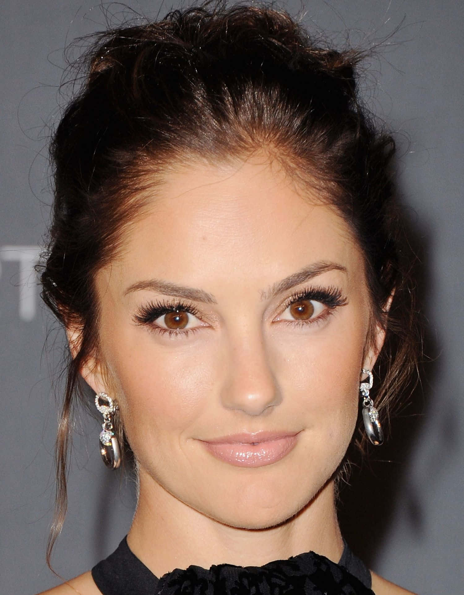 minka kelly 桌布 壁紙 — 一位深色頭髮盤起的女士的特寫肖像，戴著優雅的吊墜耳環和黑色天鵝絨上衣。