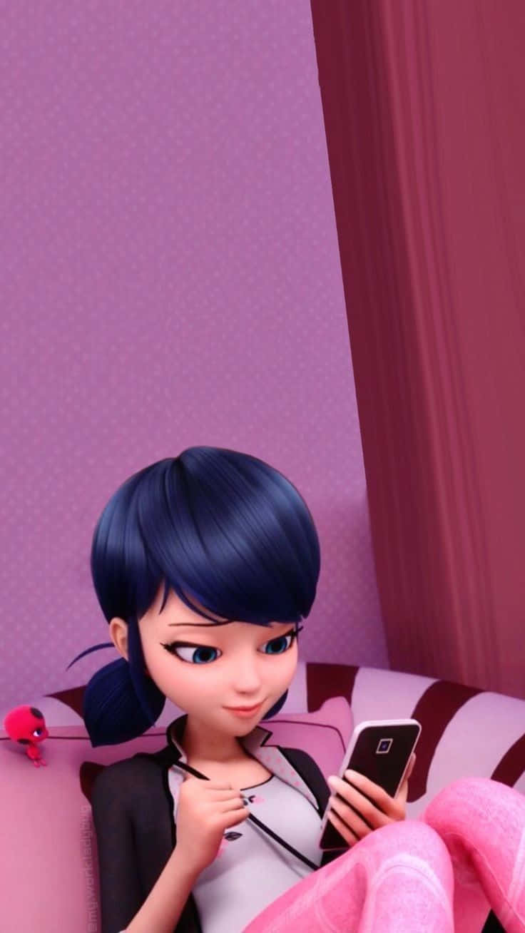 Marinette 桌布 壁紙 — 一位深藍色頭髮的年輕動漫女孩躺在粉紅色沙發上，微笑著滑手機，背景是紫色圓點牆。