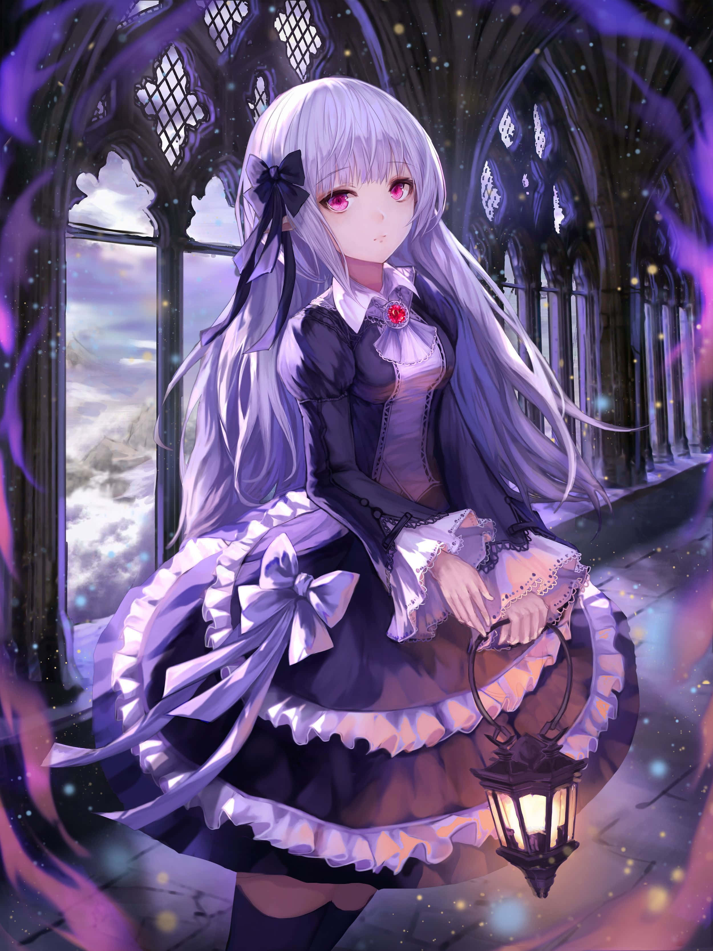 Gothic Costumes 桌布 壁紙 — 一位淺色頭髮的動漫女孩穿著紫色哥德式連衣裙，在大教堂內拿著燈籠，彩色玻璃窗散發著紫色光芒。
