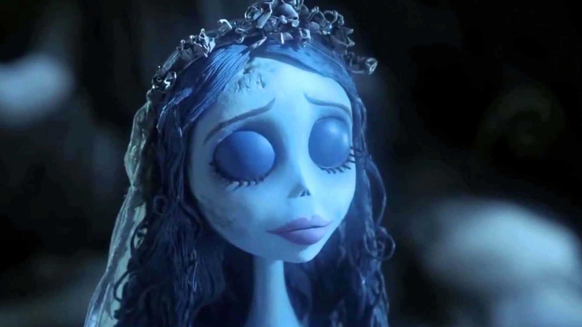 屍新娘 桌布 壁紙 — 一位淺藍色皮膚的動畫新娘，大眼睛戴著骷髏頭冠，在昏暗場景中溫柔凝視。