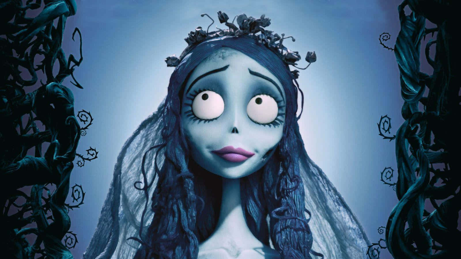 corpse bride 桌布 壁紙 — 一位淺藍色皮膚的動畫新娘，大眼睛，戴著花冠，被深色扭曲的藤蔓環繞，背景是冷藍色漸變。