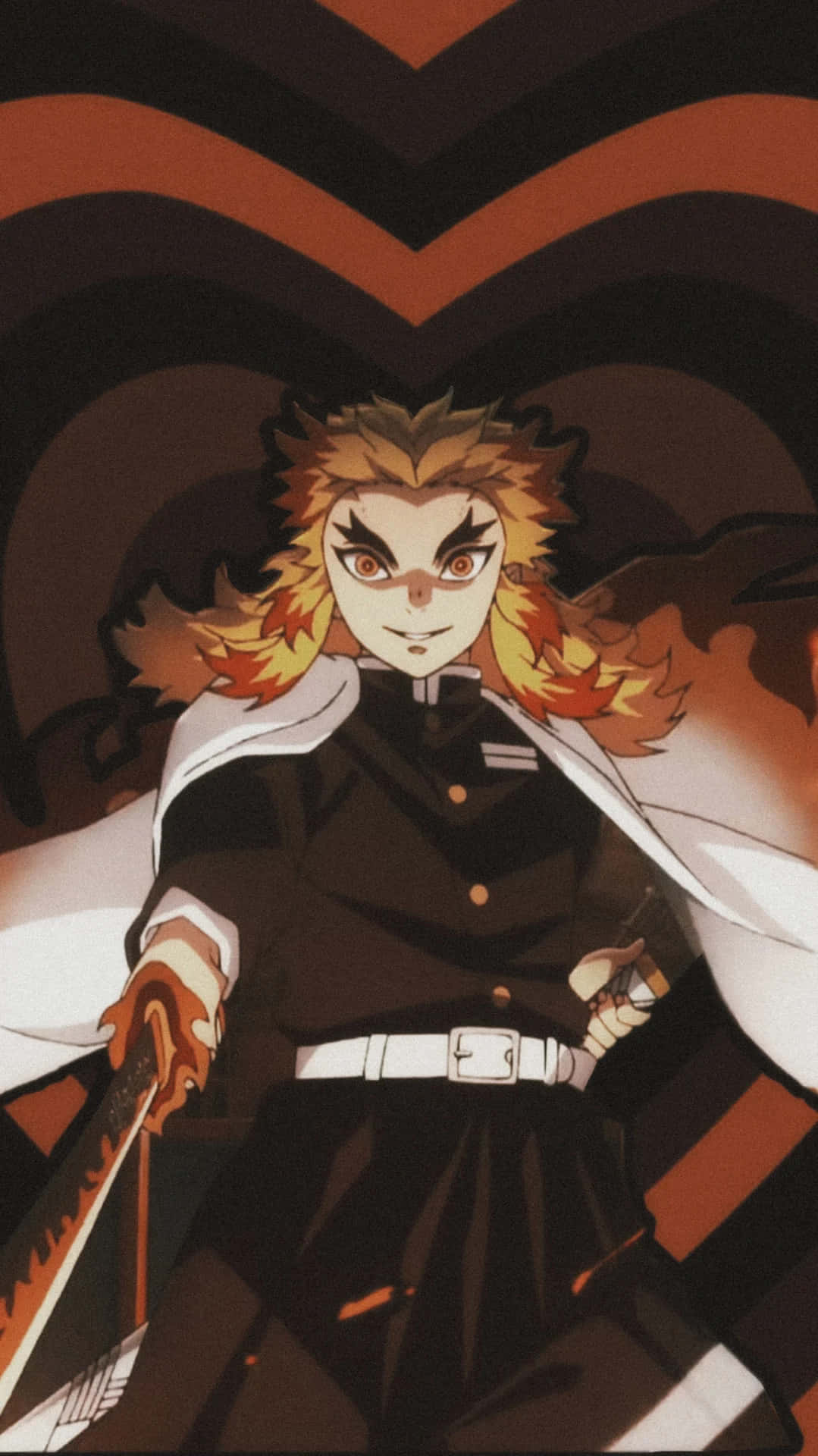 Rengoku Aesthetic 桌布 壁紙 — 一位火焰髮色的動漫戰士，身穿黑色制服和白色披風，在醒目的橙色和黑色V形背景前手持劍。