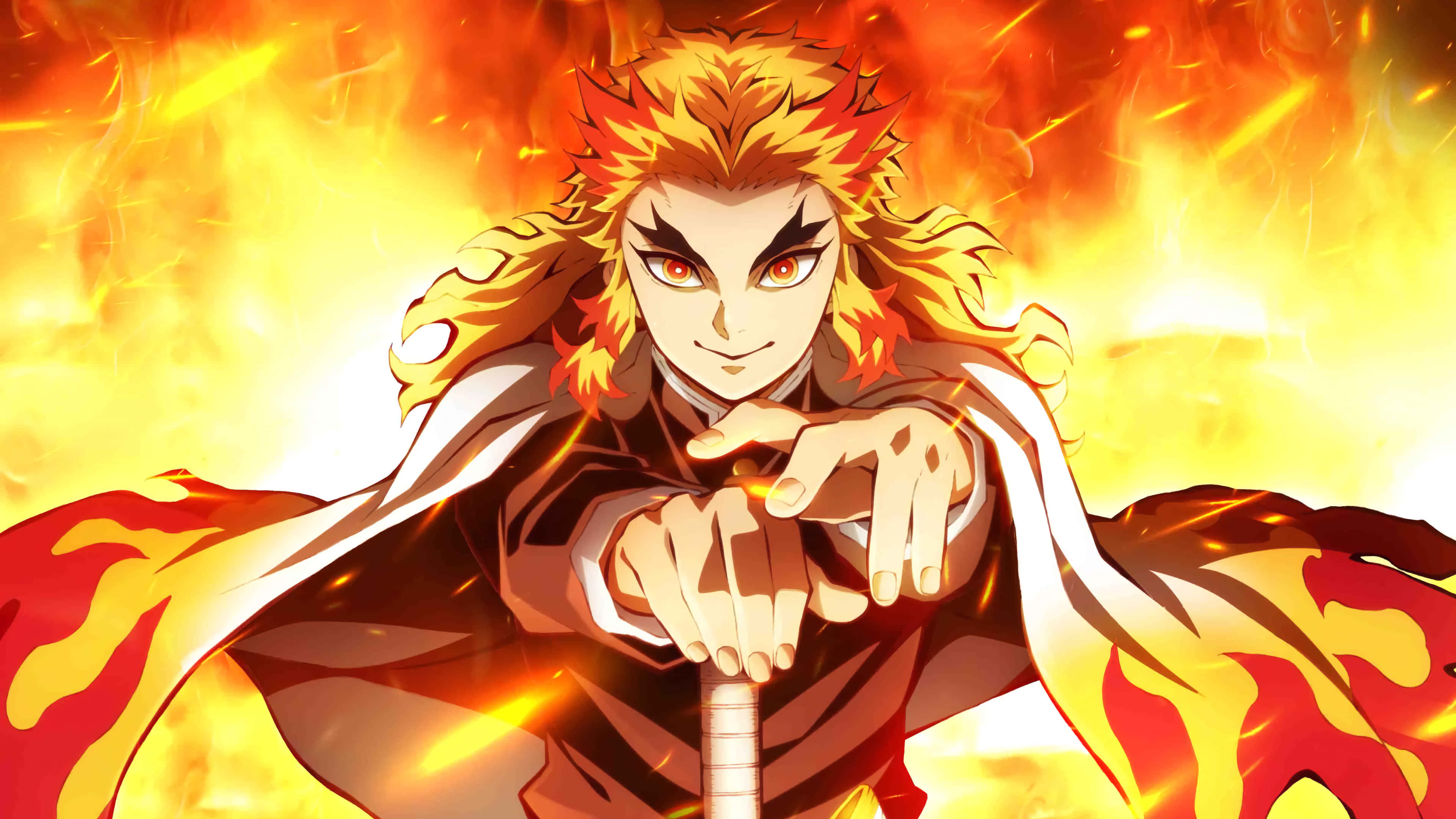 Rengoku Sword 桌布 壁紙 — 一位火紅頭髮、身穿火焰圖案斗篷的動漫戰士，在熾熱的背景中，用強烈的橙色眼睛緊握著劍。