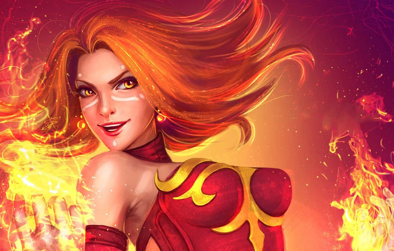 Dota 2 Lina 桌布 壁紙 — 一位火紅頭髮、身穿紅金鎧甲的女性，在發光的橙色和紫色背景下，帶著自信的笑容散發出火焰。