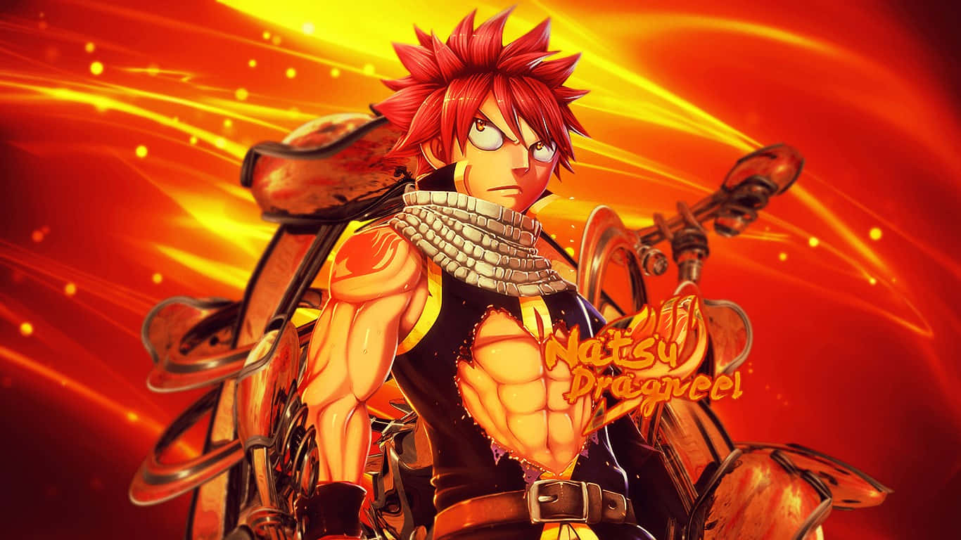 natsu dragneel 桌布 壁紙 — 一位火紅頭髮的動漫戰士，擁有發光的眼睛和裝甲裝備，挑釁地站在熾熱的橙色和黃色能量背景前。