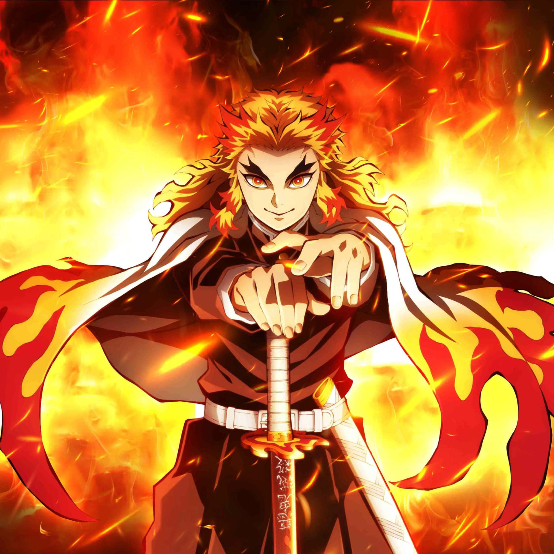Demon Slayer Characters 桌布 壁紙 — 一位火紅頭髮的動漫戰士，身穿火焰裝飾的斗篷，在熾熱的橙黃色背景前緊握著劍。