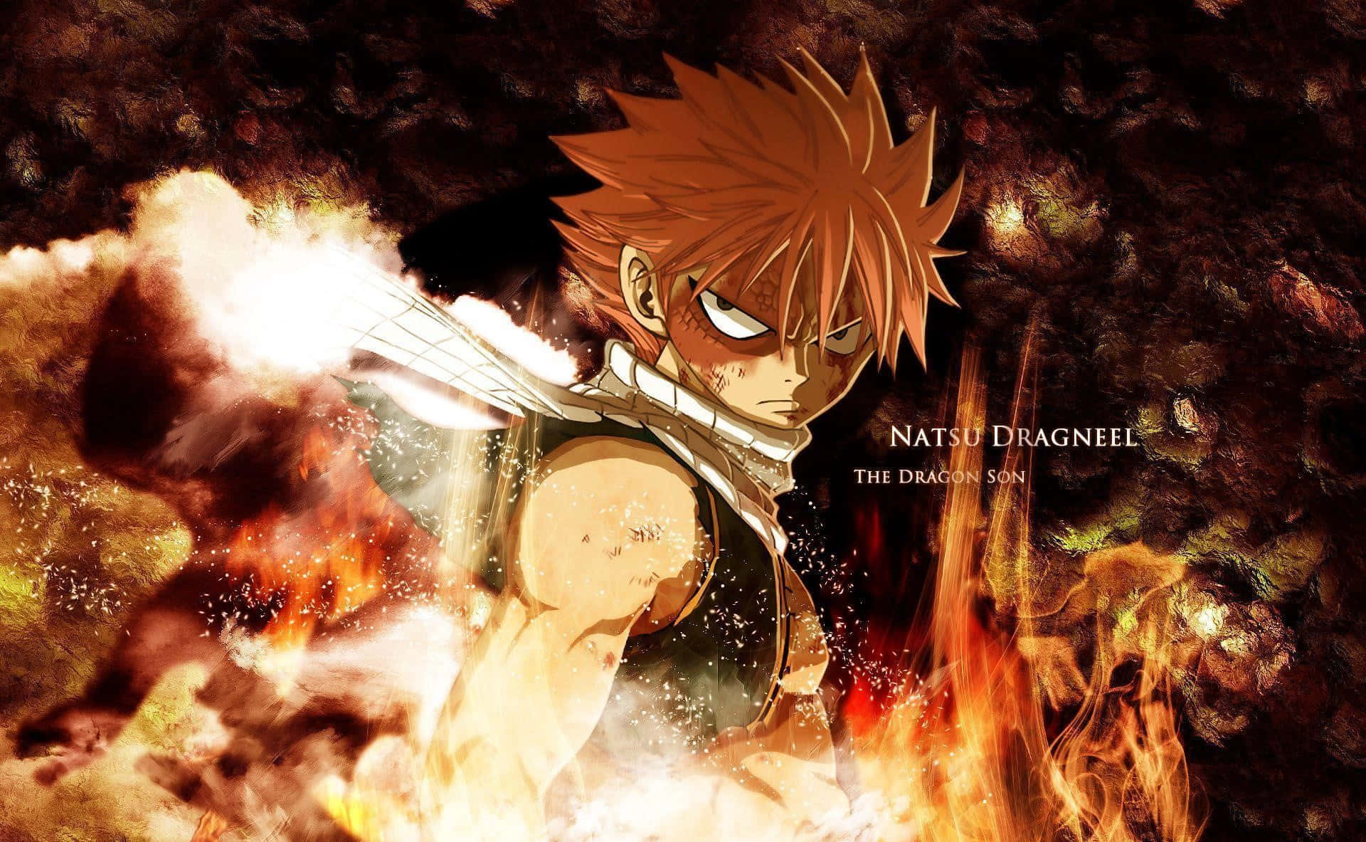 natsu dragneel 桌布 壁紙 — 一位火紅頭髮的動漫戰士從火焰中現身，在戲劇性的戰鬥場景中，雙眼發光，表情強烈。