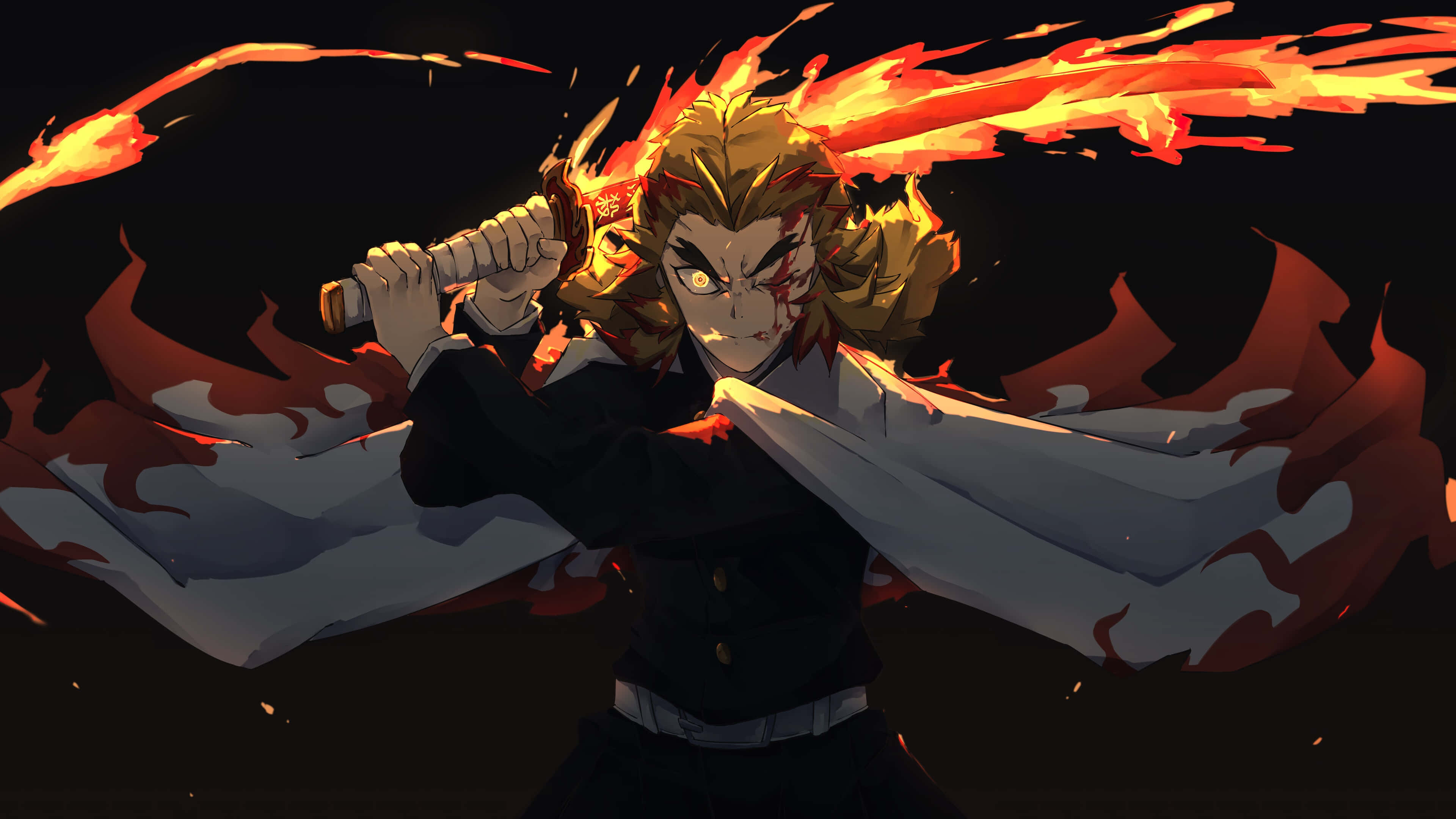 Flame Hashira 桌布 壁紙 — 一位火紅頭髮的動漫戰士揮舞著劍，火焰從他的頭部和斗篷中迸發，背景黑暗。