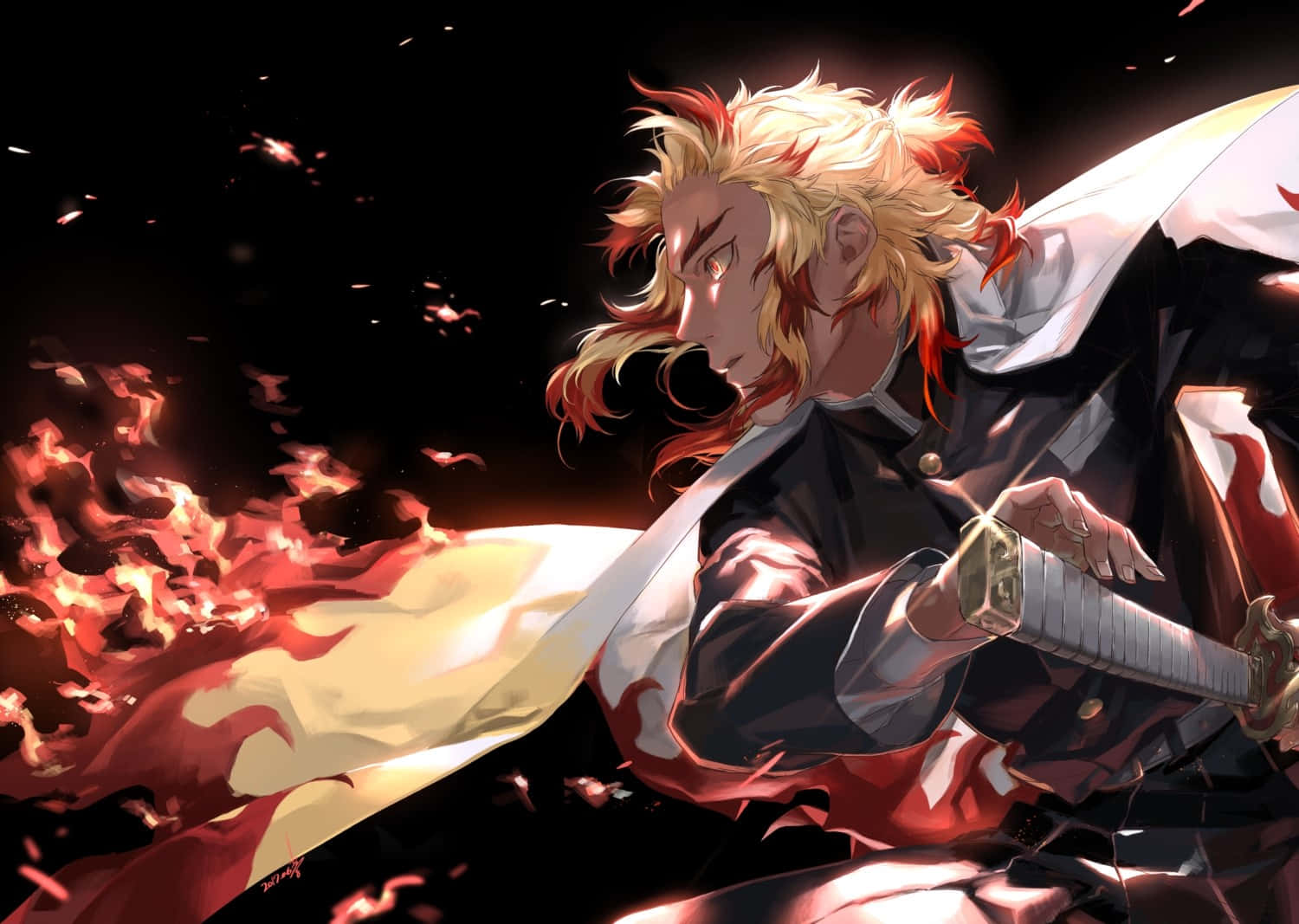 Rengoku Sword 桌布 壁紙 — 一位火紅頭髮的動漫戰士身穿黑白服裝，在黑暗背景中揮舞劍，周圍火焰旋轉。