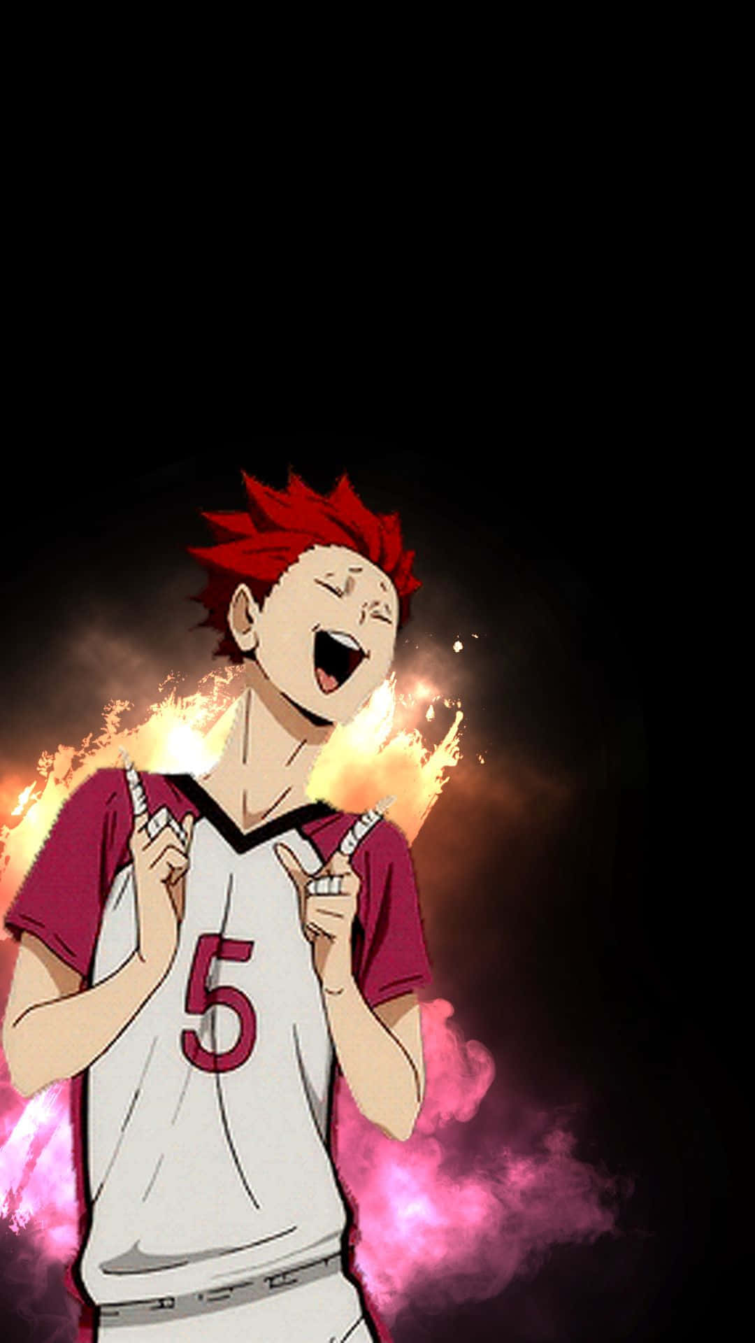 Haikyuu Fan Art 桌布 壁紙 — 一位火紅頭髮的動漫排球選手，身穿五號球衣，在黑暗背景中帶著發光的火焰和粉紅煙霧，勝利地大笑。