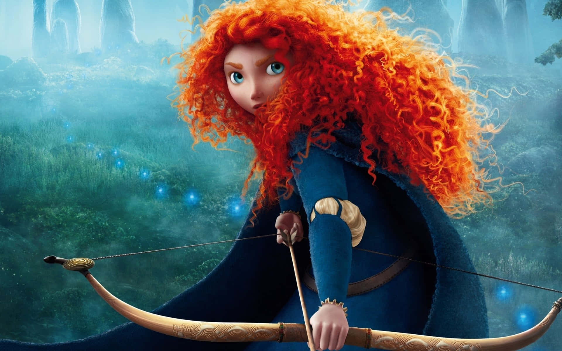 Brave 桌布 壁紙 — 一位火紅頭髮的動畫女主角在迷霧籠罩、閃爍藍光的魔法森林中拉弓。